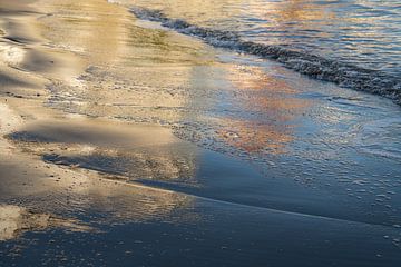 Reflecties in het natte zand en zachte golven 2 van Adriana Mueller