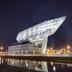 Hafenhaus Antwerpen bei Nacht. von Michaël Janssens