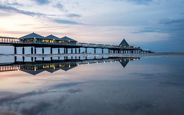 Seebrücke Heringsdorf mit Reflektion im Wasser von Sergej Nickel