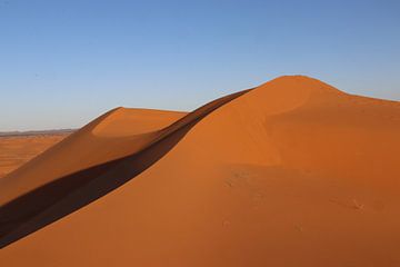Sahara  in Marzouga bij zonsondergang van Inneke Heesakkers