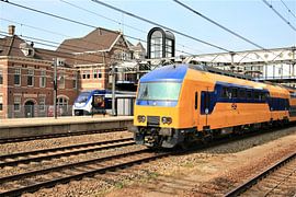 Sprinter en Sneltrein bij Woerden by Christiaan Klompstra