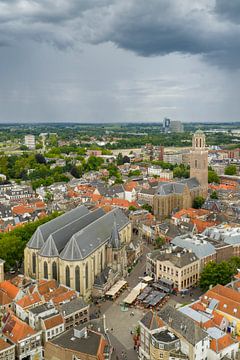 Nuages d'orage au-dessus de Zwolle pendant un orage d'été