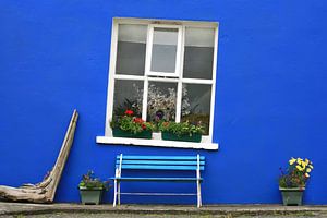 Blauwe voorgevel van een Iers cottage