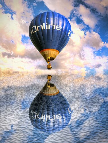 Een luchtballon boven het water