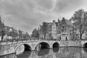 Brug over de Keizersgracht bij de Leidsegracht – Amsterdam van Tony Buijse