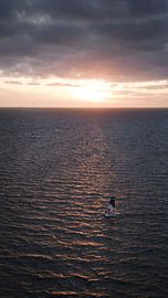 Windsurfer auf dem Meer bei einem dramatischen Sonnenuntergang von Ewold Kooistra