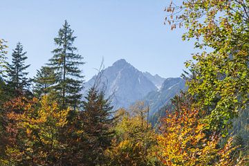 Leutaschtal mit Bergen im Herbst, Mittenwald