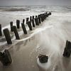 Wellenbrecher am Nordseestrand von Antwan Janssen