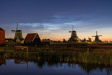 Lichtende nachtwolken op de Zaanse Schans 3 van Jeroen de Jongh Fotografie