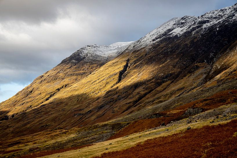 ein später Sonnenstrahl beleuchtet den Hügel im schottischen Hochland von Hans de Waay