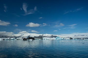 Island - Intensiver blauer Himmel über dem Gletschersee Joekulsarlon voller Eisschollen von adventure-photos