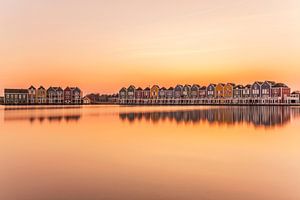 Houten huisjes van Houten tijdens een prachtige zonsondergang van Paul Weekers Fotografie