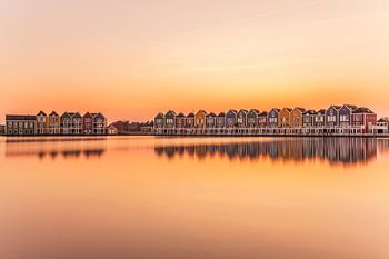 Houten huisjes van Houten tijdens een prachtige zonsondergang