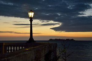 Laternenpfahl bei Sonnenuntergang