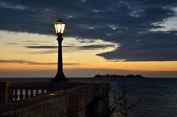 Sunset lamppost by Frank's Awesome Travels