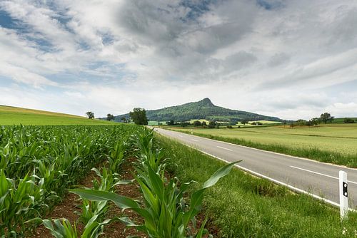 Het vulkanische landschap van Hegau met de Hohenstoffeln en velden