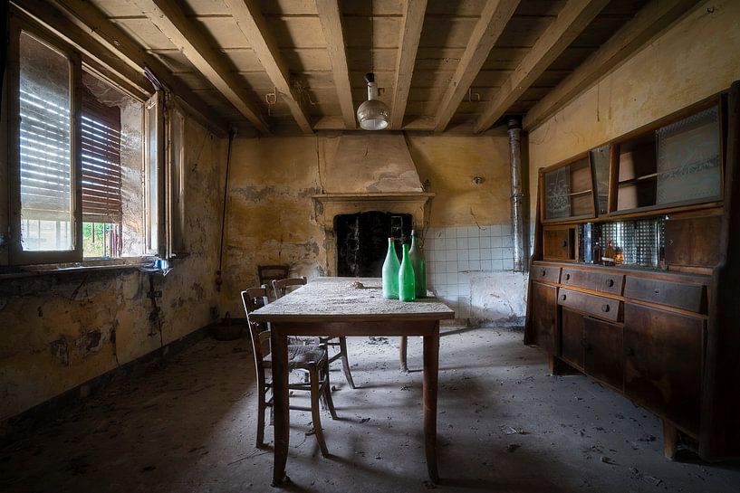 Esszimmer in verlassenen Bauernhof. von Roman Robroek – Fotos verlassener Gebäude