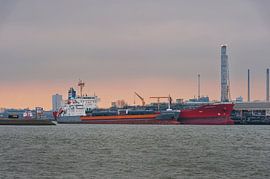 Olietanker in haven  bij Rotterdam