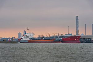 Olietanker in haven  bij Rotterdam van Anouschka Hendriks