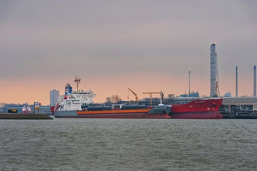 Chemikalientankschiff im Hafen von Rotterdam