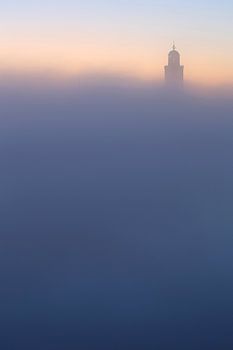 Toren van Lebuïnuskerk Deventer in de mist
