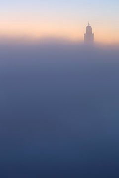 Toren van Lebuïnuskerk Deventer in de mist van Ronald Pol