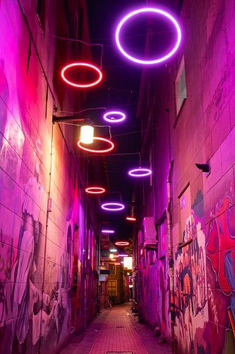 Papengang Groningen by night - colourful street photography with neon lights, urban art and night atmosphere | Modern city photo in shades of purple and pink