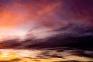 Bunte Bewölkung bei Sonnenuntergang abstrakt