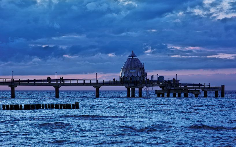 Zingst op het blauwe uur - Oostzee van Gisela Scheffbuch