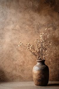 Rustikale Vase mit Trockenblumen