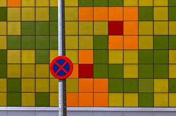 Architectuurfoto van kleurrijke gevel  met verkeersbord in Vitoria-Gasteiz, Spanje van Wim Schuurmans