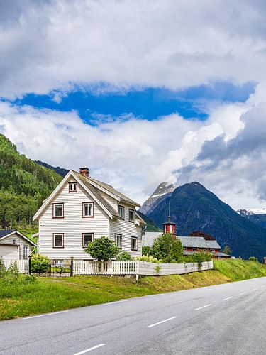 Straat en huizen in Fjærland in Noorwegen