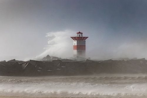 Storm langs de kust van Scheveningen