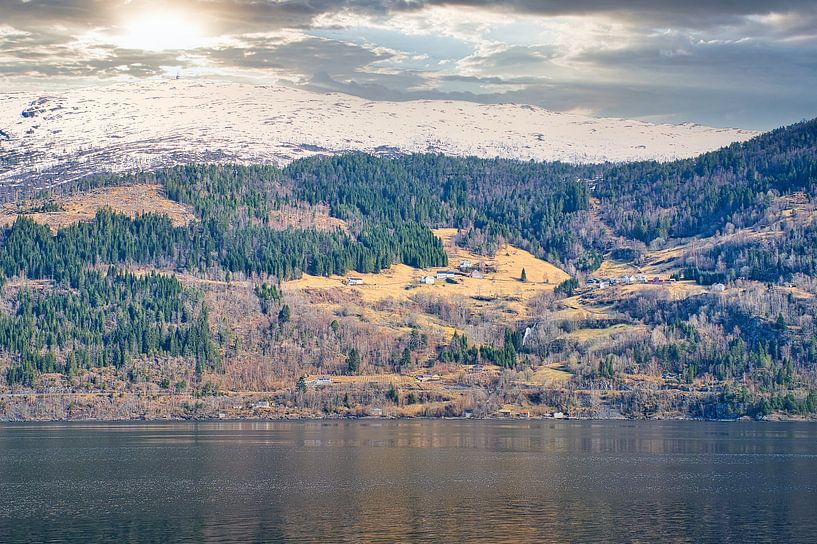 Fjord en Norvège, ciel nuageux par Martin Köbsch