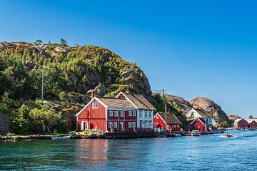 Huizen op het archipeleiland Kapelløya in Noorwegen van Rico Ködder