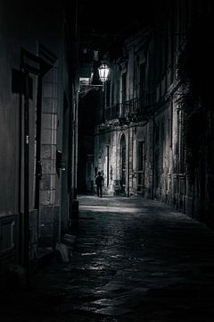 La nuit est tombée à Lecce, dans les Pouilles, en Italie.