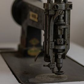 Oude naaimachine van Joost van Riel