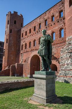 Cesar voor de Romeinse Palatine poort in centrum van Turijn