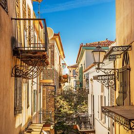 Griekse balkonnetjes in Nafplio van Michel Seelen