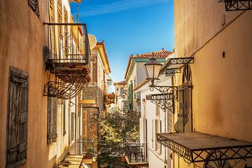 Griekse balkonnetjes in Nafplio van Michel Seelen