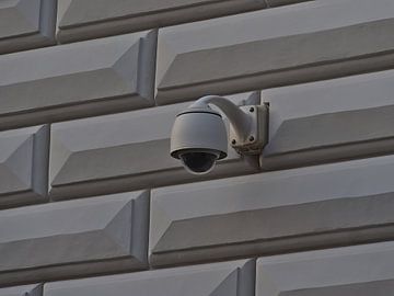 Bewakingscamera op een huismuur van Timon Schneider