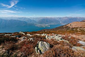 Uitzicht op het Lago Maggiore vanaf de Monte Covreto van Leo Schindzielorz