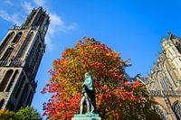 Het standbeeld van Graaf Jan van Nassau op het Domplein in Utrecht.