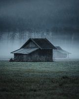 Stall in düsterer Herbstlandschaft