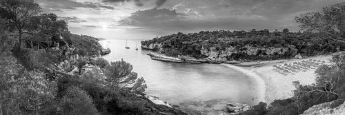 Eiland Mallorca met de baai van Cala Llombards in zwart-wit.