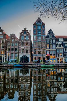 Amsterdamer Grachten (Niederlande) bei Sonnenaufgang