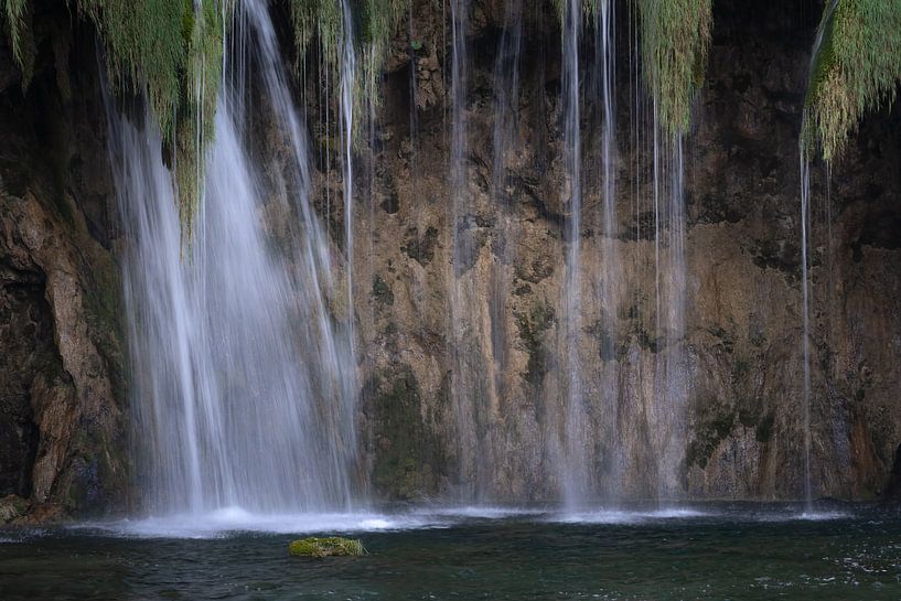 Ein schöner Wasserfall im Nationalpark Plitvicer Seen von Anges van der Logt