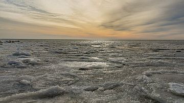 Uitzicht over een bevroren Waddenzee Vlieland. van Gerard Koster Joenje (Vlieland, Amsterdam & Lelystad in beeld)