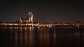 Grote Kerk Dordrecht sur la Vieille Meuse sur Danny van der Waal