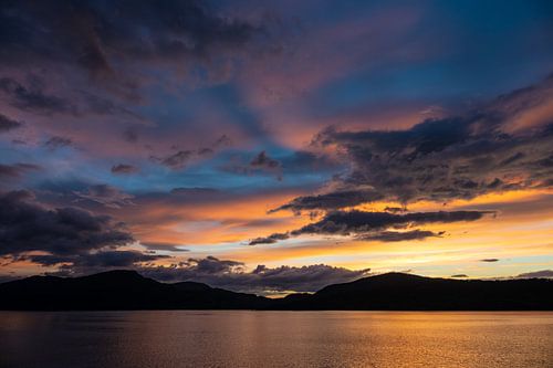 Blick auf den Storfjord in Norwegen am Abend